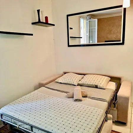 2 Pieces En Etage Au Centre-ville De Nice