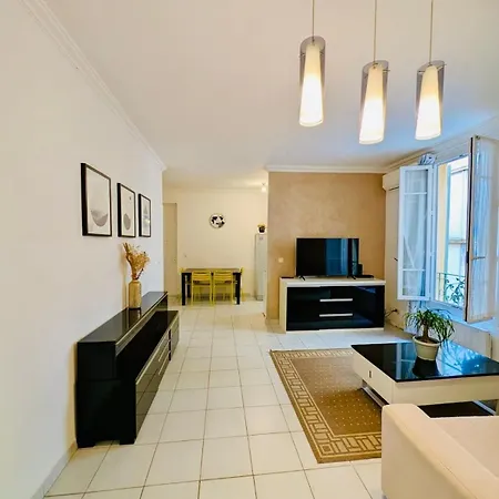 2 Pièces En étage Au Centre-ville De * Niza